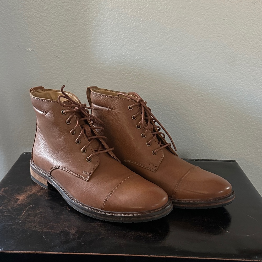 Clarks Men's Tan Leather Chukka Boots